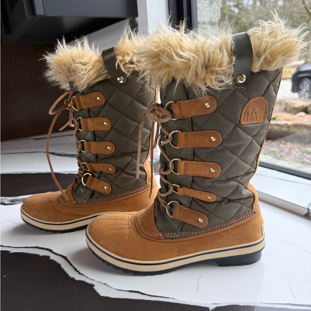 Sorel Tofino Waterproof Tall Lace Up Boots Tan and Army Green Women’s 8